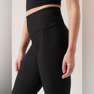 Athleta Ribbed Salutation Stash Pocket 7/8 Leggings in Black. Size M